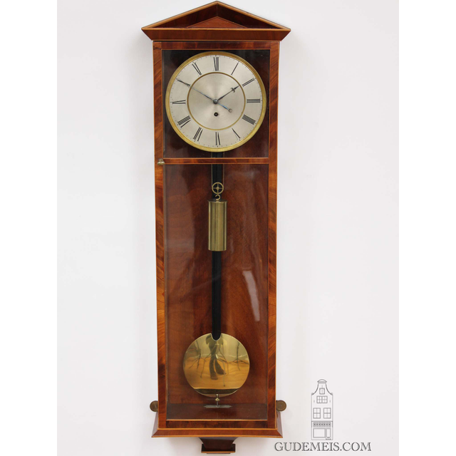 Een Oostenrijkse mahonie ‘Dachluhr’ regulateur wandklok, circa 1840.