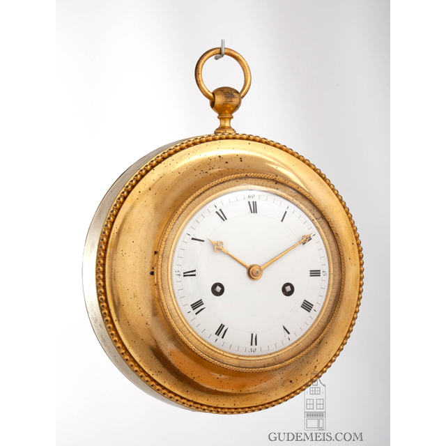 Een Franse Empire verguld bronzen ronde cartel wandklok, circa 1800.