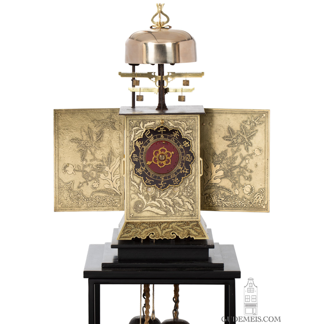 Een fraaie Japanse ‘Dai Dokei’ lantaarnklok met kalender en dubbele foliot, circa 1700