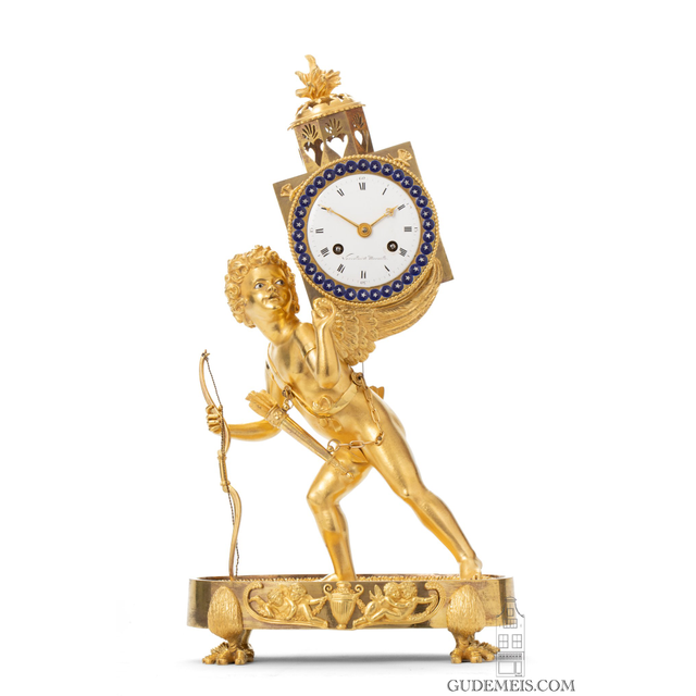 Une pendule en bronze doré de l'Empire français "amour avec lanterne magique", vers 1800.