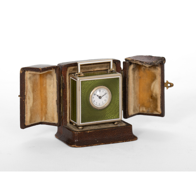 Een Zwitsers Art Deco guilloche emaillen miniatuur klokje, circa 1930.