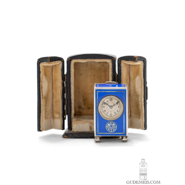 Een miniatuur Zwitsers Art Deco zilver en emaille reisklokje, circa 1925