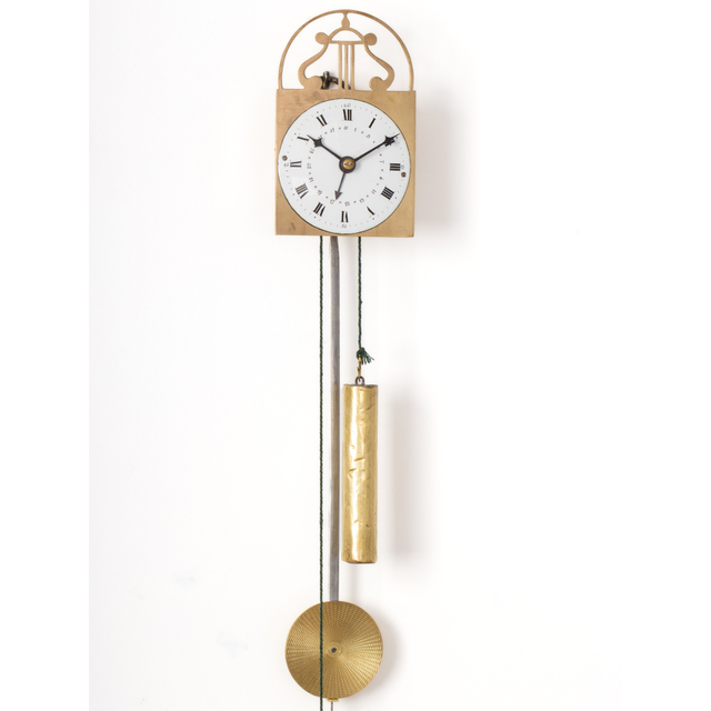 Een miniatuur Oostenrijks messing ‘Brettl Uhr’ wandklokje, circa 1850