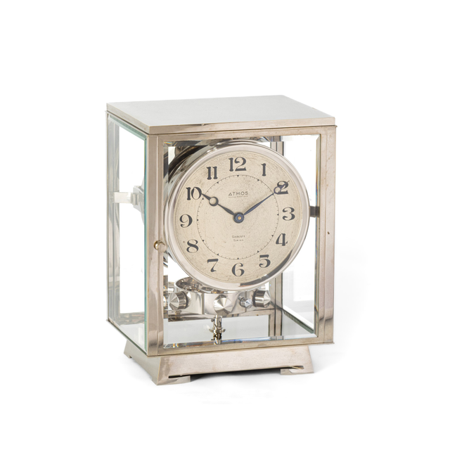 Une horloge atmos brevetée Reutter en nickel de style Art Déco français, modèle RA2, vers 1934.