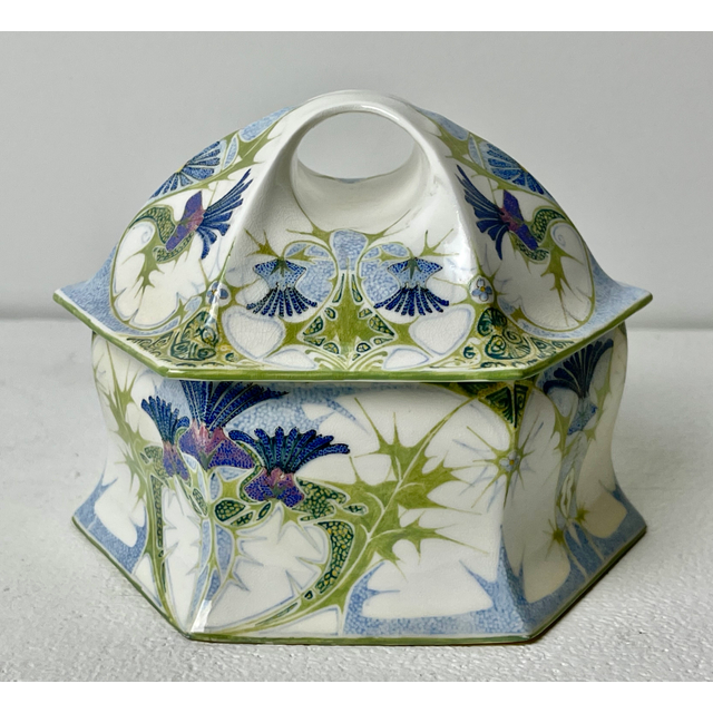Rozenburg, Art Nouveau eierschaal porselein bonbonniere, 1904. Schilder JW van Rossem.