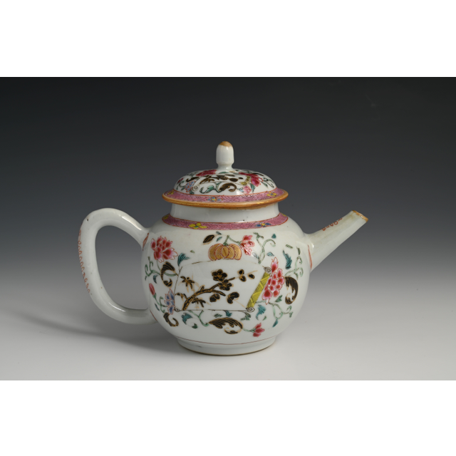 Een Chinees famille rose theepot