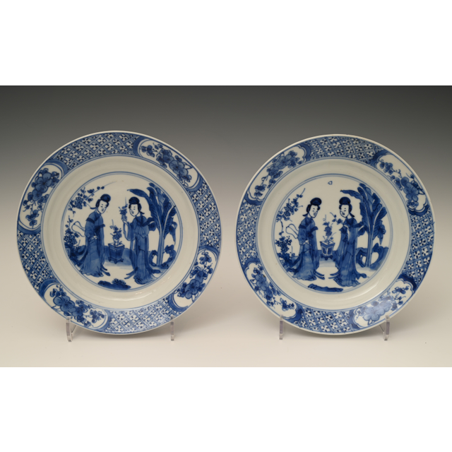 A pair of chinese porcelain dishes