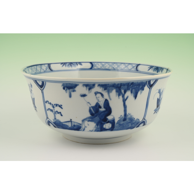 A pair of Chinese porcelain bowls