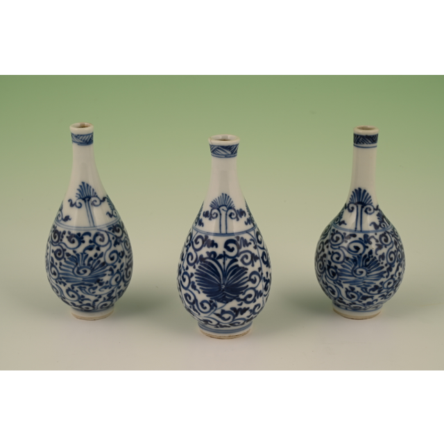 Een set van drie Chinees porseleinen vaasjes