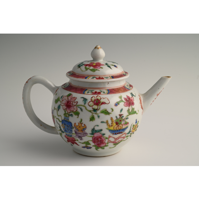 A Chinese porcelain teapot
