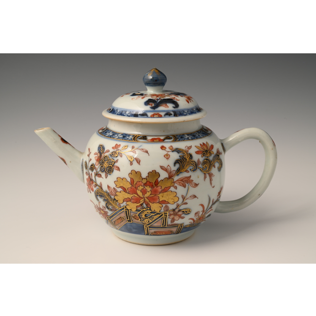A Chinese porcelain Imari teapot with floral decor