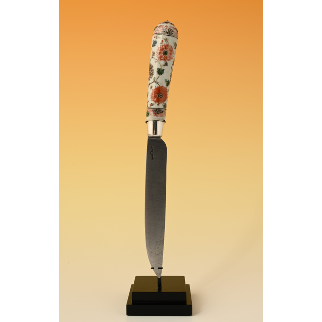 A knife with Chinese porcelain famille verte handle