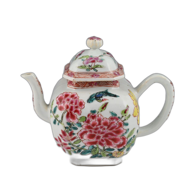 Een Chinees porseleinen Famille rose trekpotje