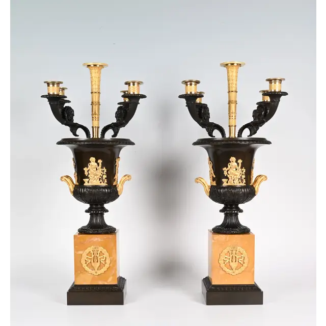 Een paar Franse Empire Campana-medicivazen met originele kandelaaropzetstukken.