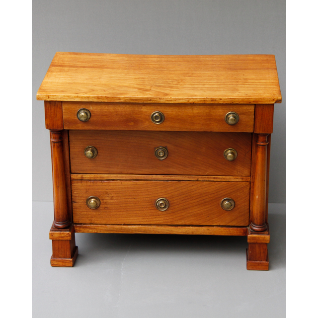 Empire miniatuur commode