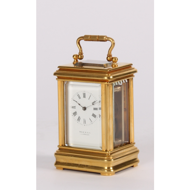 Een Frans miniatuur verguld messing reisklokje, wederverkoper Reed & Son, circa 1880.