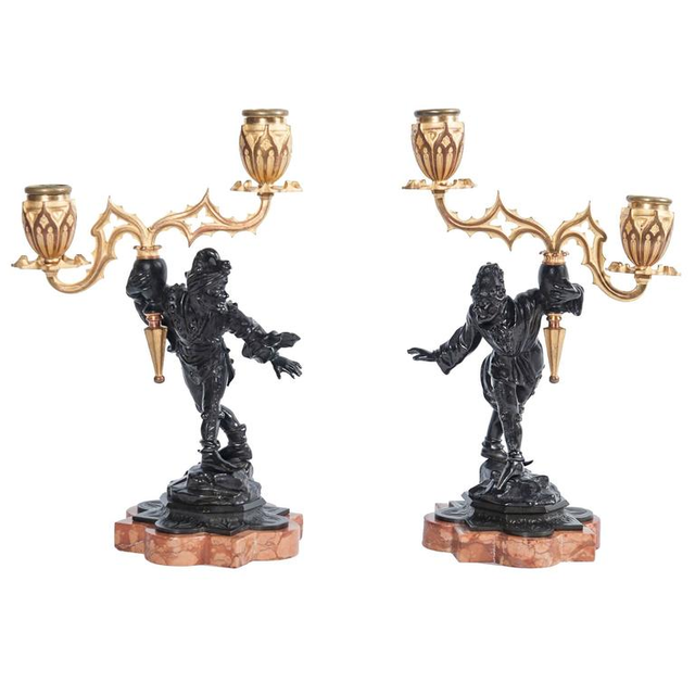 Een paar gepatineerd en verguld bronzen kandelaars Harlekeins circa 1880