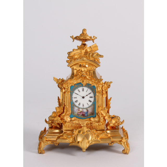 Een miniatuur Frans Napoleon III verguld brons en Sèvres pendule, omstreeks 1870