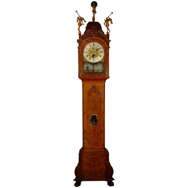 Een Hollands wortelnoten staand horloge met zeldzaam schommelmechaniek M Buys circa 1775