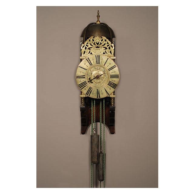 Een fraaie Franse messing lantaarnklok met slagwerk en wekker gesigneerd Rouelle A Bayeux, circa 1730