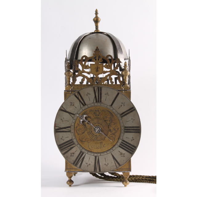 Een Franse ijzer en messing lantaarnklok met wekker, door Rouelle, omstreeks 1725.
