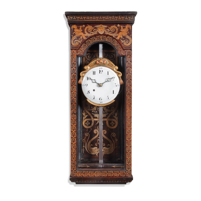 Een zeldzame en decoraieve Mid-Europese beschilderde houten zaagklok met slagwerk circa 1780