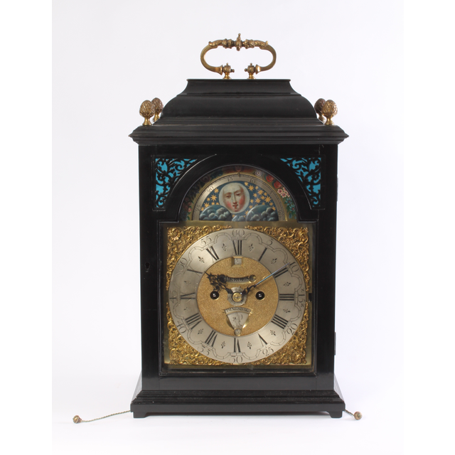Een Hollandse gezwarte tafelklok met datum, dag en maanfase, door J.P. Kroese, omstreeks 1740
