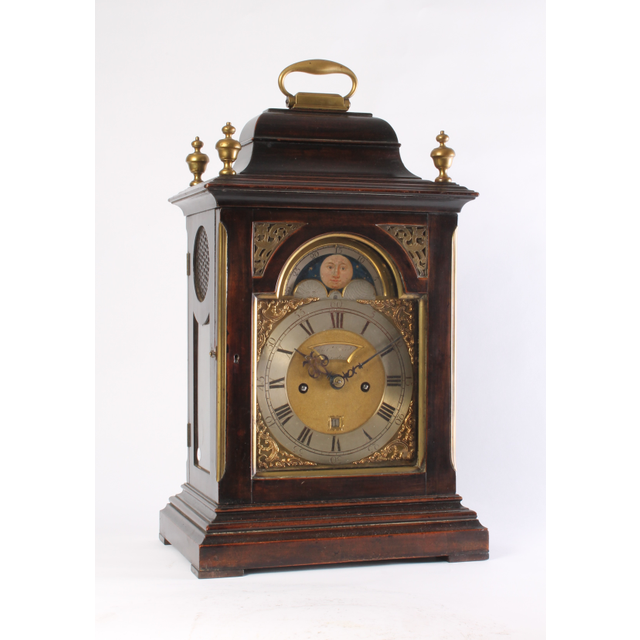 Een kleine Engelse gezwarte tafelklok met maanfase, door Robert Wood, omstreeks 1770
