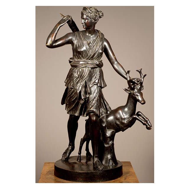 Een Frans gepatineerd bronzen sculptuur van Diana the Jager naar antiek voorbeeld, circa 1880