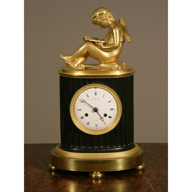 Een kleine Franse Empire gepatineerde en vergulde sculpturale schouw klok Grandperrin à Perrin circa 1805.