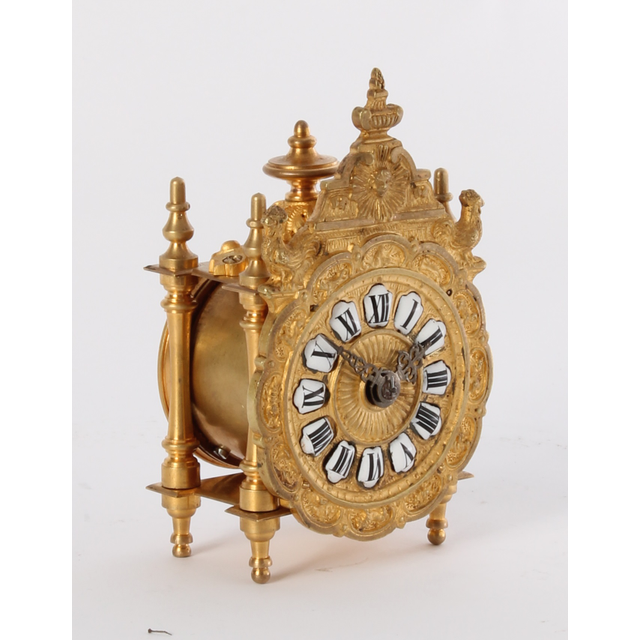 Een miniatuur Frans Regence-stijl verguld messing tafelklokje, circa 1870.