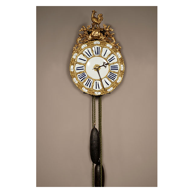 Een franse cartouche lantaarnklok, ca 1750, met gaand slag- en wekkerwerk, spillegang.