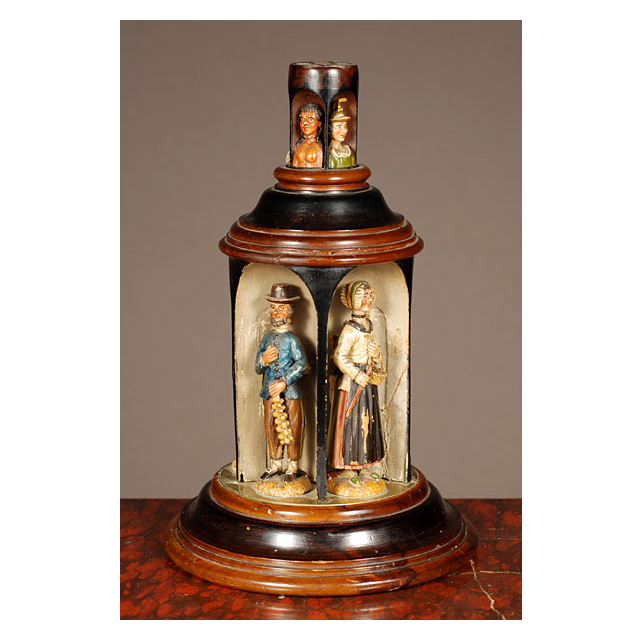 Een erg zeldzaam Zuid Duits/Oostenrijks gestoken draaiend doosje met kooplieden, ca 1850.