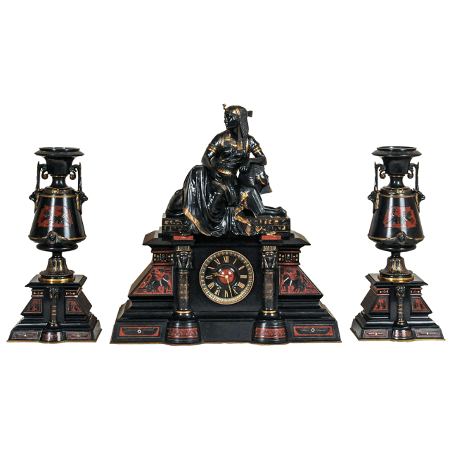 Een fantastische zwart marmeren 'retour de l'Egypt' pendule met twee bijpassende vasen.