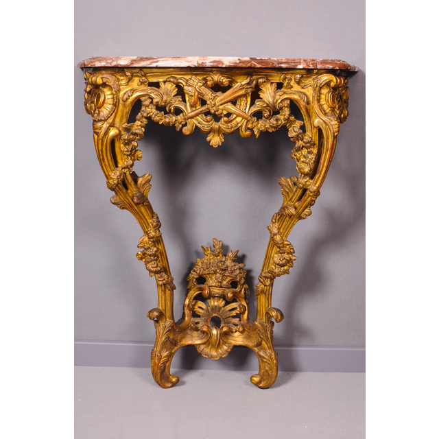 Une console en bois doré de transition française avec un dessus en marbre, vers 1765