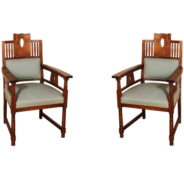 Een Nederlandse Art Deco mahonie eetkamerset van vier stoelen en een tafel, omstreeks 1920