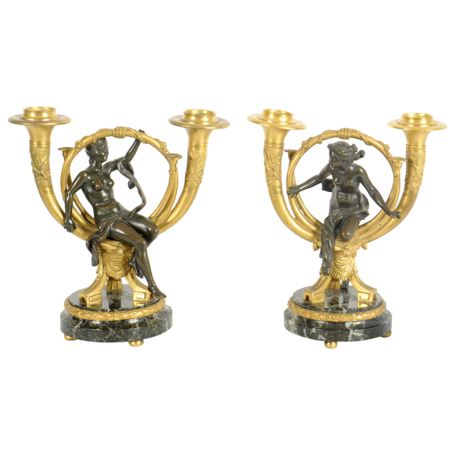 Een stel Franse verguld en gepatineerd bronzen kandelaars naar ontwerp van Alfons Giroux, omstreeks 1880