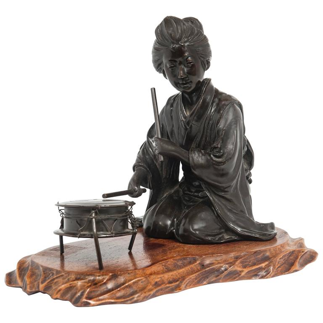 Un très beau bronze patiné et élégant de la Geisha japonaise, vers 1890
