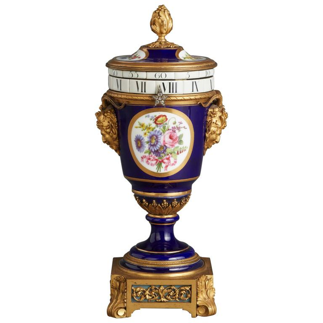 Een charmante waarschijnlijk Sevres annulaire wijzerplaat slagwerk urn klok, circa 1880.