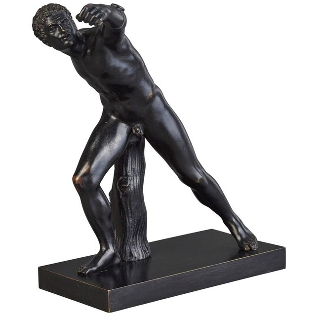 Very nice classical bronze of a Roman or Greek Gladiotor. The nicely patinated and detailed bronze is signed on the base: