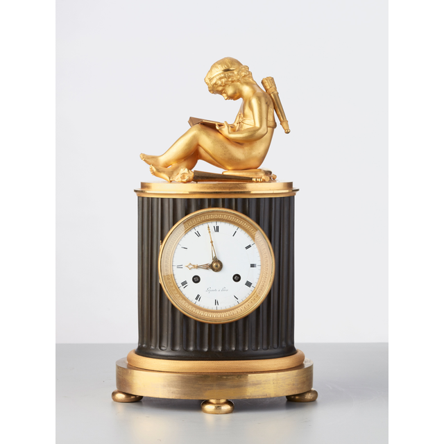 Een elegante Franse 'Empire' bibliotheek schouw klok, circa 1820