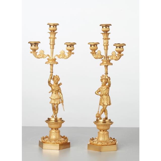Een paar Franse bronzen kandelaars 'Paul en Virginie', circa 1830