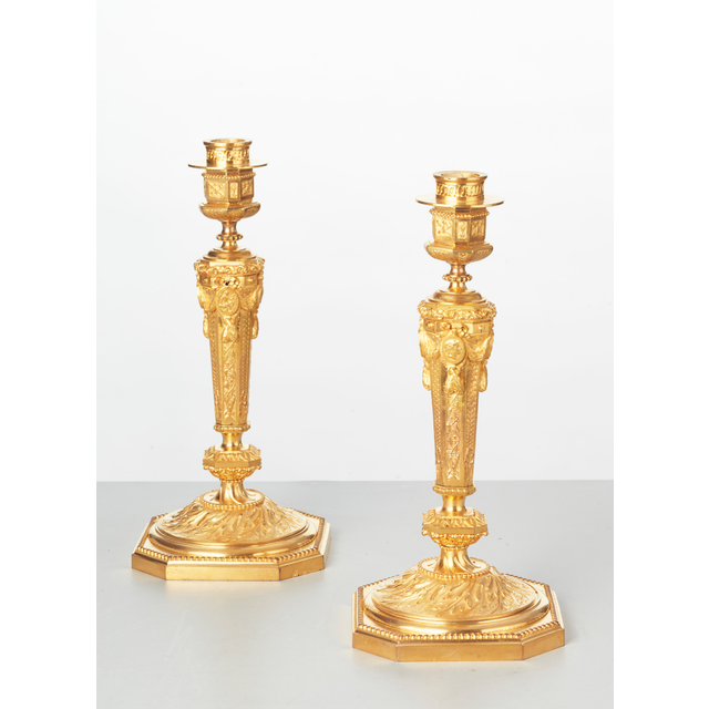 Een mooi paar Franse Regency geïnspireerde vergulde bronzen kaarsenstandaards, circa 1880