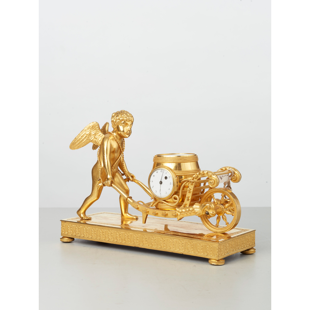 Een verguld miniatuur Empire siertafelklok uit Wenen, circa 1810.