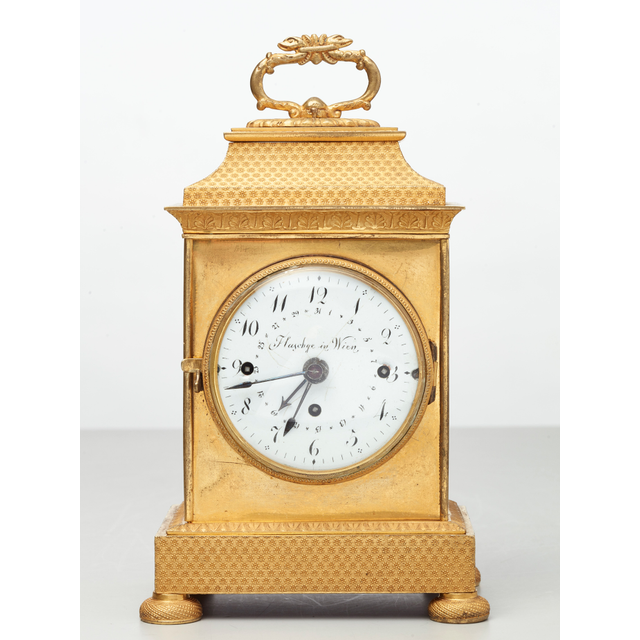 Een klein verguld reisklokje van Vienna-brons door Tobias Flaschge, omstreeks 1810