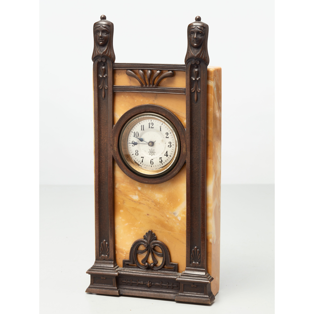 Eine deutsche "Art Deco" Bronze- und Marmor-Kaminuhr von Junghans, um 1920 hergestellt.