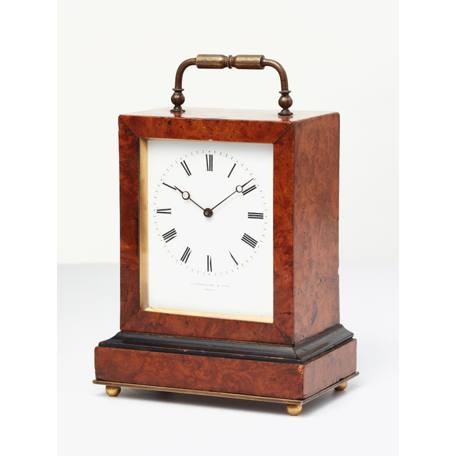 Een elegant Frans reisklokje van 'time-piece' van wortelnotenhout, rond 1840.