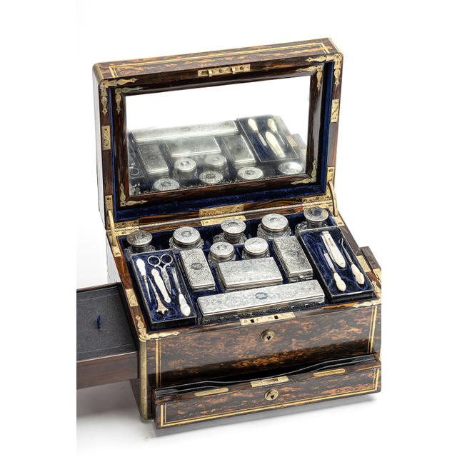 A very nice high-quality Victorian traveling beauty case