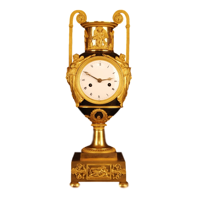 PV04 Vaseshape mantelclock with gilt and patina case