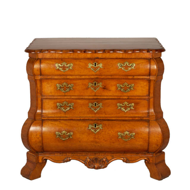 Een Louis XV Padouk Commode